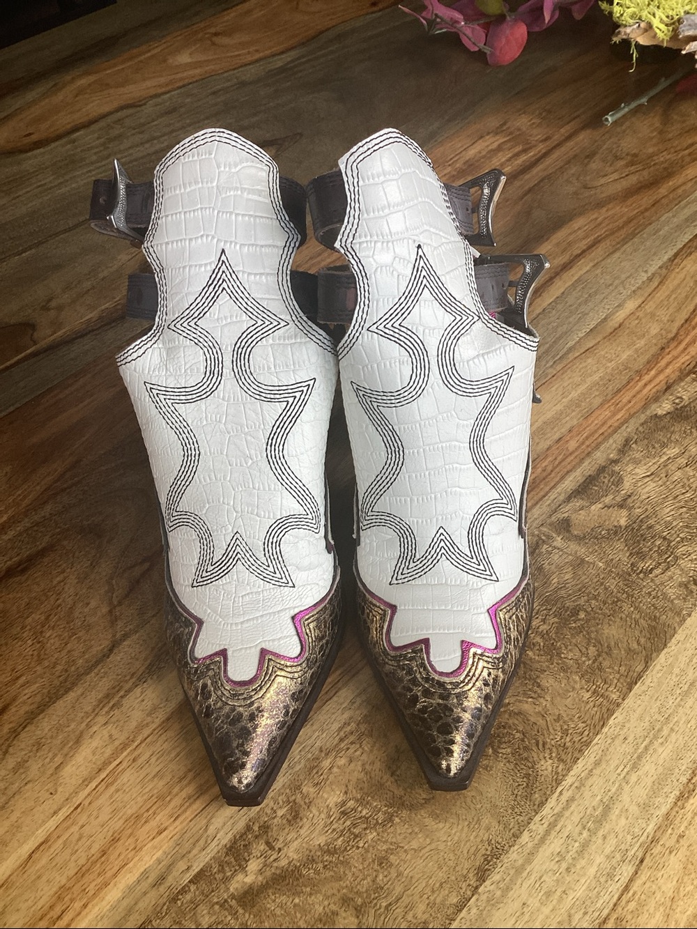 DONALD J PLINER Giorgi Western Buckle Booties